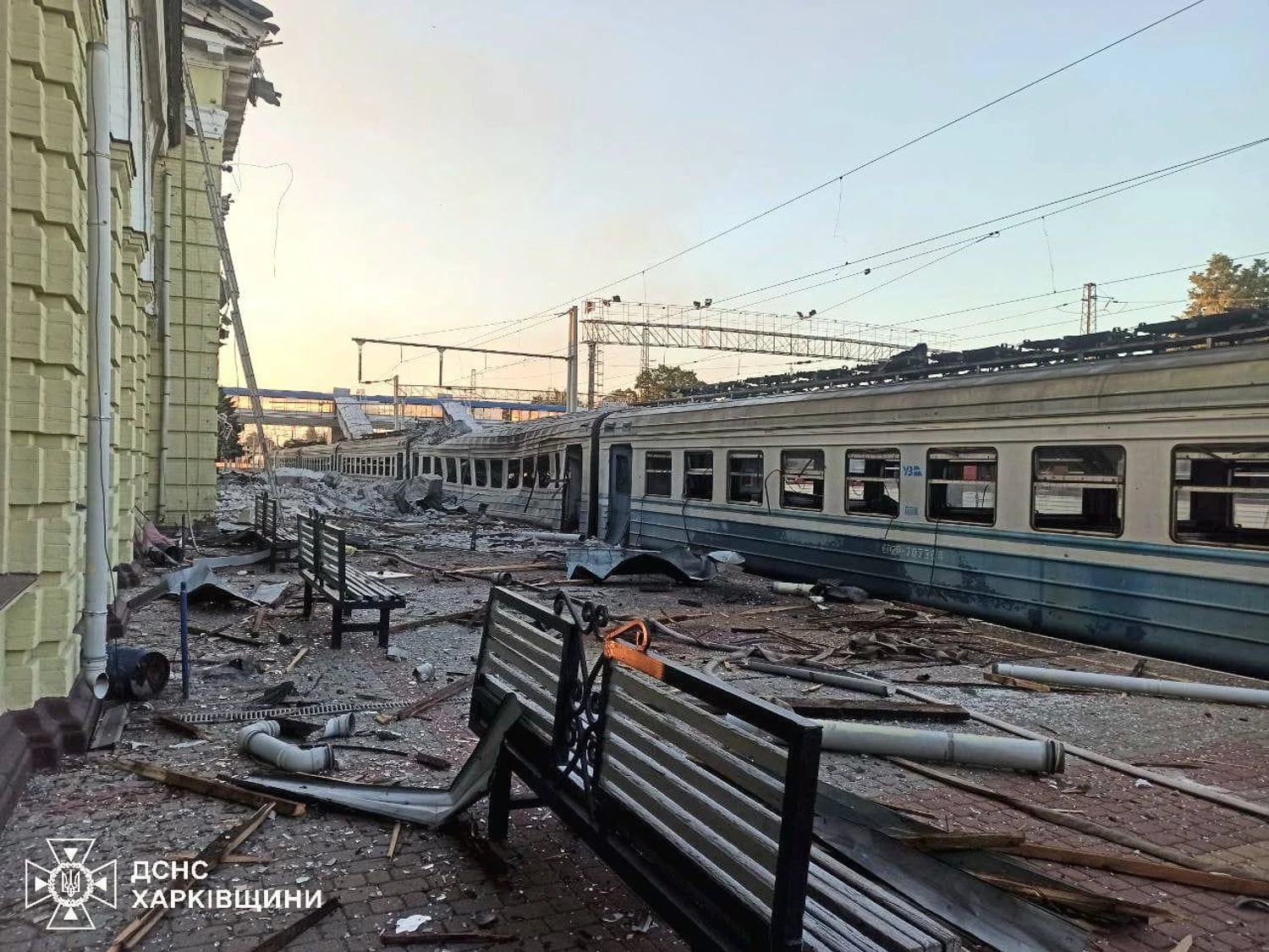 рф атакувала залізницю у Лозовій: пошкоджено вокзал, загинув механік, 10…