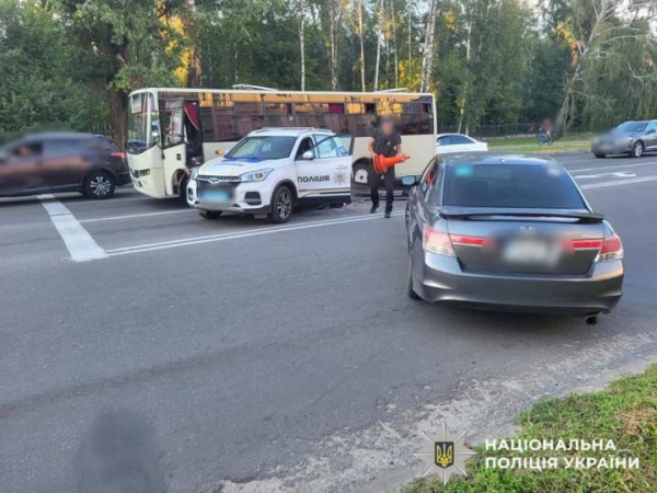 Поліцейський автомобіль потрапив у аварію у Броварах: унаслідок удару його відкинуло на автобус