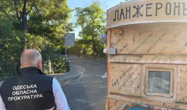 В Одесі зносять незаконні шлагбауми на узбережжі Чорного моря