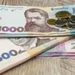 В Україні середня зарплата за місяць зменшилась майже на 2 тисячі гривень…