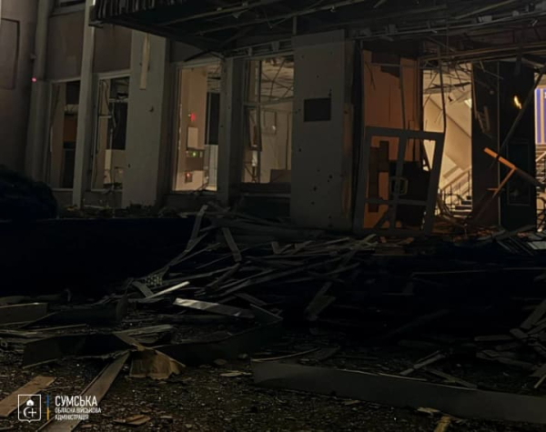 росіяни вдарили авіабомбою по Новослобідській громаді на Сумщині: постраждала жінка