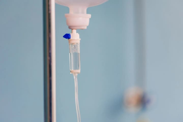 12 <!--more--/>дітей госпіталізовано через отруєння під час відпочинку на Львівщині” loading=”eager” decoding=”async” fetchpriority=”high” style=”color:transparent;margin:0;display:block;width:100%;height:auto” class=”block w-full h-auto max-w-full” width=”1500″ height=”1000″ width=”1500″ height=”1000″ /></p>
<p></span></p>
<p>12 неповнолітніх із ознаками гострої кишкової інфекції було доставлено до лікарні після перебування в готелі «Карпатський затишок» у смт Славське. Про це повідомляє <b>УНН</b> з посиланням на Департамент з питань цивільного захисту Львівської ОДА.</p>
<h2>Деталі</h2>
<p>«О 21:45 17 серпня від Львівського обласного центру екстреної медицини отримано інформацію про госпіталізацію 12 дітей у інфекційне відділення Стрийської лікарні. Попередній діагноз — гострий кишковий інфекційний процес. Стан пацієнтів оцінюється як середнього ступеня тяжкості», — йдеться у звіті.</p>
<p>За даними джерел, усі постраждалі раніше відпочивали у смт Славське.</p>
<p>«Громадяни перебували у закладі «Карпатський затишок». На теперішній момент у стаціонарі пацієнтам проводять клініко-лабораторні дослідження та надають лікувальну допомогу згідно з медичними протоколами. Джерело інфекції знаходиться на стадії з’ясування», — додали у ОДА.</p>
<h2>Доповнення</h2>
<p>Раніше на Львівщині зафіксовано масове харчове отруєння серед відпочиваючих: постраждалими визнано 41 особу, зокрема 39 дітей.</p>
		</div>

		
		
					
		<div class=