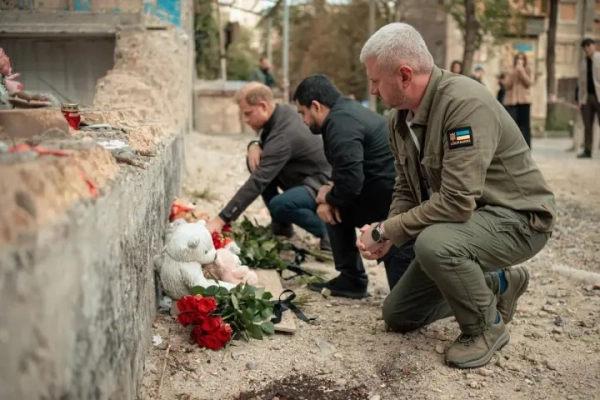 Британський принц Гаррі відвідав місце російського нападу в Києві — Ткаченко