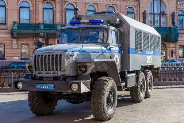 У Росії поліція погрожує чоловікам кримінальними справами за підписання контрактів…
