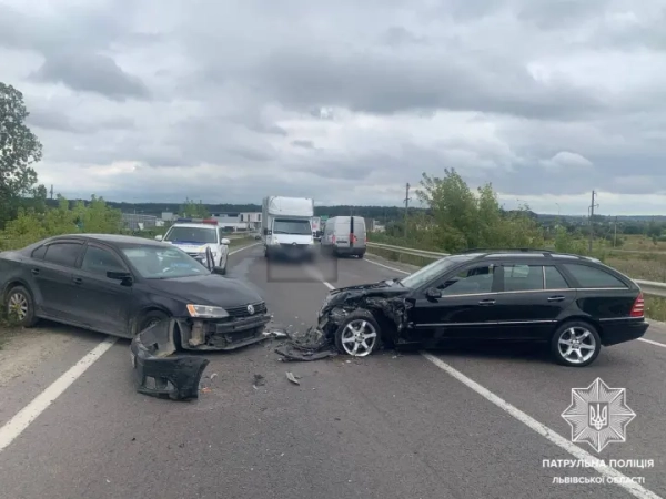 Дорожньо-транспортна пригода з постраждалими сталася поблизу Львова, рух на дорозі Львів - Краковець перекрито