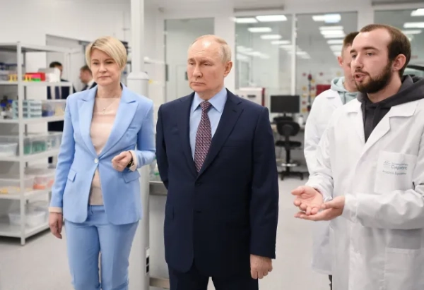 Президент Росії Володимир Путін відвідує лабораторні приміщення Сіріусського університету науки і технологій у Сочі, Росія, 1 грудня 2022 року. Sputnik/Володимир Астапкович/Кремль через REUTERS. УВАГА РЕДАКТОРІВ - ЦЕ ЗОБРАЖЕННЯ НАДАНО ТРЕТІЄЮ СТОРОНОЮ.