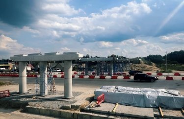 Ремонт шляхопроводу: поблизу Макарова відновлюють споруду, зруйновану під час війни
