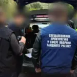 Допомогли з відстрочкою від мобілізації та виїзду за кордон: викрито чиновника Міноборони…