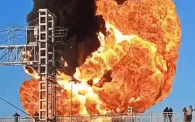 Вогняна навала охопила потяг із паливом на Тамбовщині – кадри.