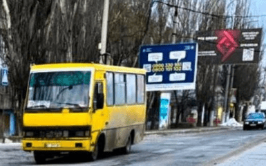 Російський дрон вдарив по мікроавтобусу в Херсоні: є поранені.