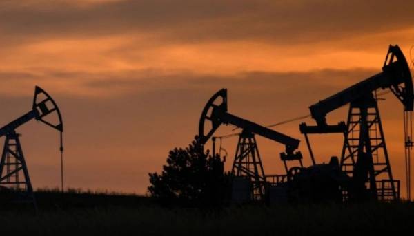 Нафта подешевшала через перемовини між США та Іраном, а також сумніви щодо…