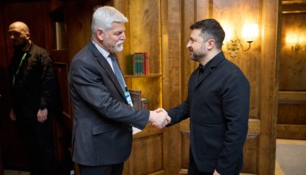 Зеленський переговорив із чеським лідером про допомогу Україні у військовій сфері.