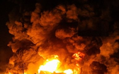 В Росії палає хімзавод після удару безпілотників — відеоматеріал.