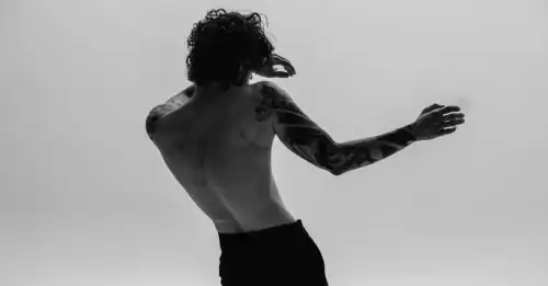 DANTES оголився для обкладинки INSIDER і поділився враженнями про зйомки відвертих епізодів.