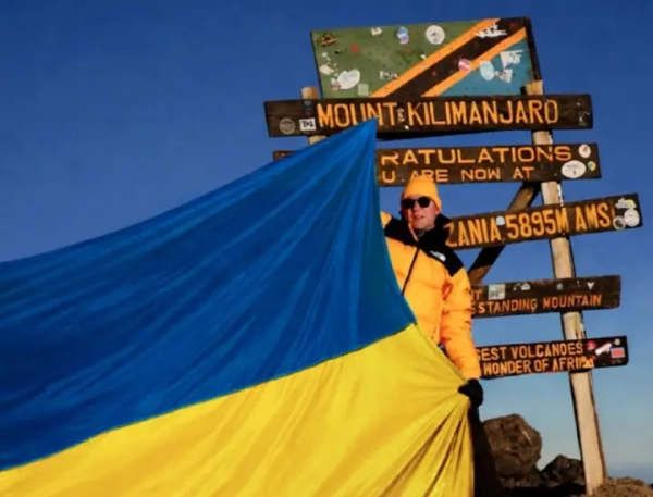 Українець підняв велетенський прапор України на вершину Кіліманджаро.