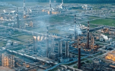 Росія нарікає на удар безпілотників по нафтопереробному заводу в Ленінградській області.