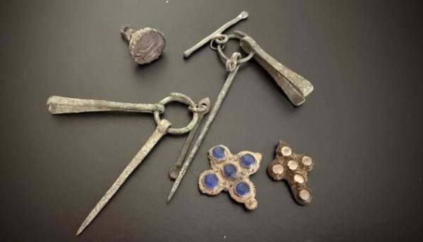 З України поштою намагалися переслати 39 старовинних артефактів VIII-XX століть