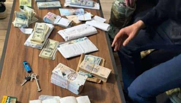 Посадовці СБУ погоріли на хабарі.