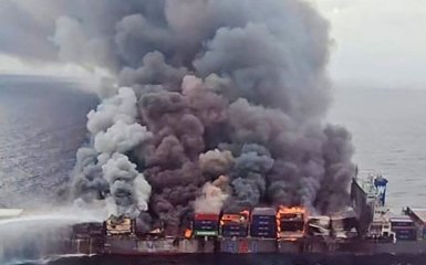 У Середземному морі горить російський танкер — відеозапис