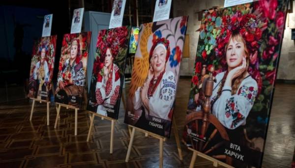 У Києві презентували експозицію про матерів і дружин захисників Маріуполя.