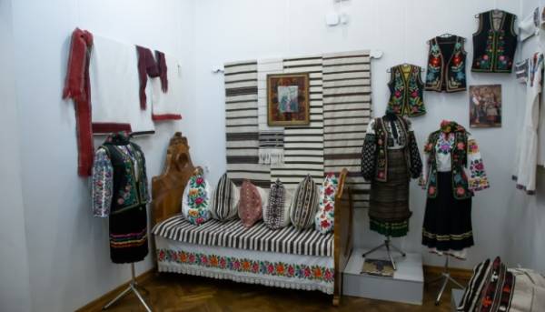 Прикарпатський музей презентував збірку темних сорочок 19-20 століть.