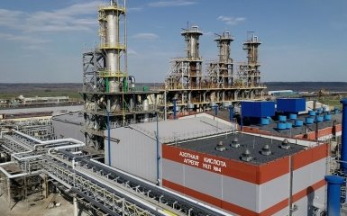 Росіяни нарікають на удар безпілотників по хімкомбінату “Акрон” на Новгородщині — ролик