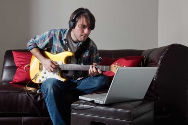 Як навчитися грати на гітарі?
