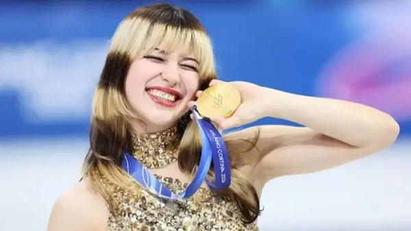 Тріумф затьмарено: Аліса Лю зламала свою олімпійську медаль.