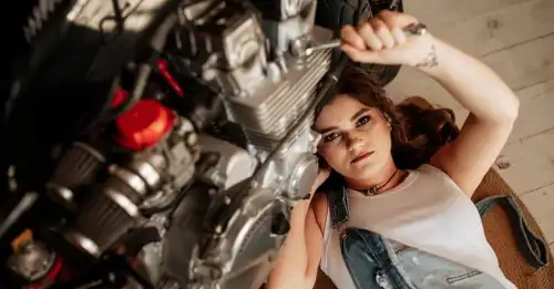 Автомеханік з Чорткова: Здивування чоловіків змінюється на запис до Ілони.