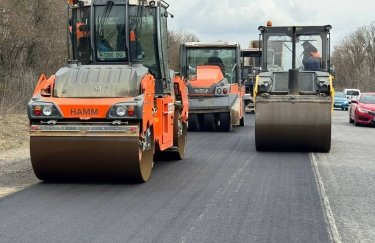 В Україні масштабно латають автошляхи / Агентство відновлення В Україні масштабно латають автошляхи