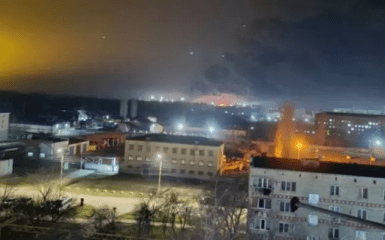 Російська нафтобаза в Краснодарському краї горить внаслідок удару безпілотників — відеокадри