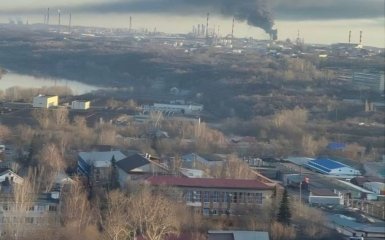 У російській Уфі пожежа на нафтопереробному заводі після удару безпілотників — відеокадри