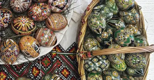 Писанка для новачків: мотив зірки й пагінців, червоний – символ буття.