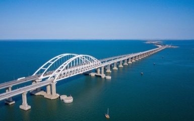ВМС України уразили два катери РФ поблизу Керченського мосту — відео