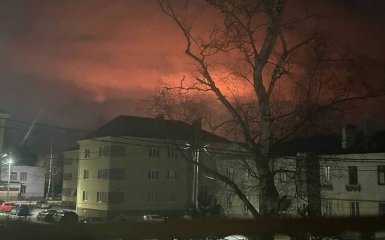 У Кстово, Росія, палає нафтопереробний завод після удару безпілотників – відеозапис