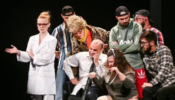 У Львові колишні воїни представили на сцені сумно-комічну п’єсу «Керівник підйомника»