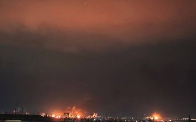 Російські хімзаводи охоплені вогнем внаслідок дронової атаки — відеокадри