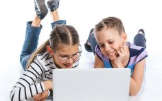 У що грають дівчата за комп'ютером?