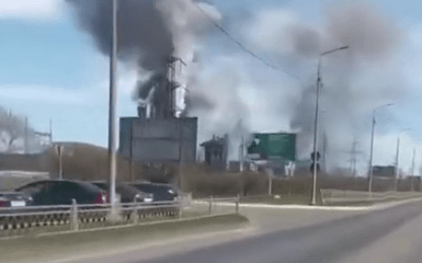 Зайнялася хімвиробництво у Череповці, РФ, після удару дрона — відеозапис.