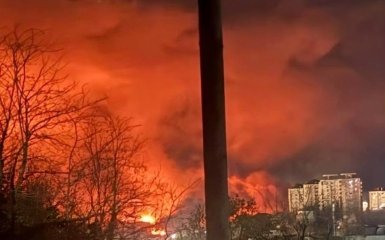 Туапсе: нафтопереробний завод у вогні після удару БПЛА — відеокадри