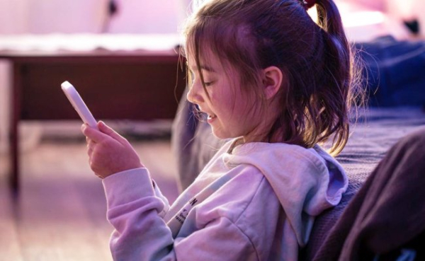 Коли краще купувати перший смартфон дитині