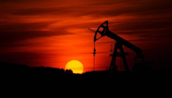 Нафтові котирування трохи впали після оголошення Трампом підтримки кораблям у Ормузькій затоці.