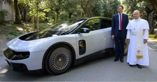 Перший електричний автомобіль Ferrari отримав схвалення Папи Римського