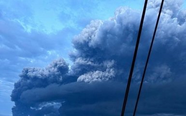 Велика пожежа охопила нафтозавод у Рязані внаслідок удару безпілотників — відеокадри