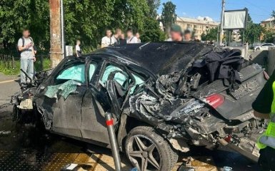 У Києві автомобіль врізався в пішоходів, внаслідок чого чотири людини загинули, ще троє отримали поранення.