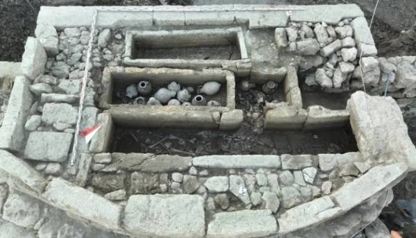 Під час несанкціонованих розкопок у Херсонесі загарбники виявили унікальні поховальні урни, датовані…