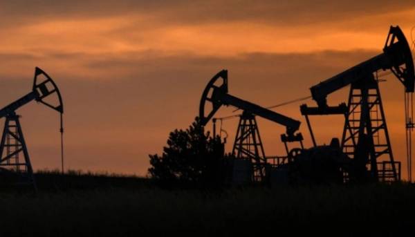 Росія планує зменшити поставки нафти через дефіцит пального, повідомляє Reuters.