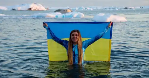 Українські полярники занурилися в крижаний океан, відзначаючи свято середини зими.
