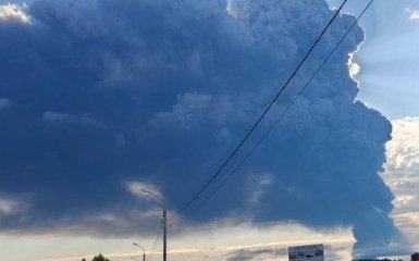 Масштабні загорання охопили російську нафтобазу та хімічне підприємство “Азот” — дивіться відео