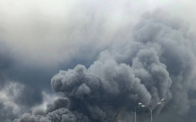 У Російській Федерації спостерігається переполох через напад приблизно 300 безпілотників, у столиці Росії чути вибухи — запис події.